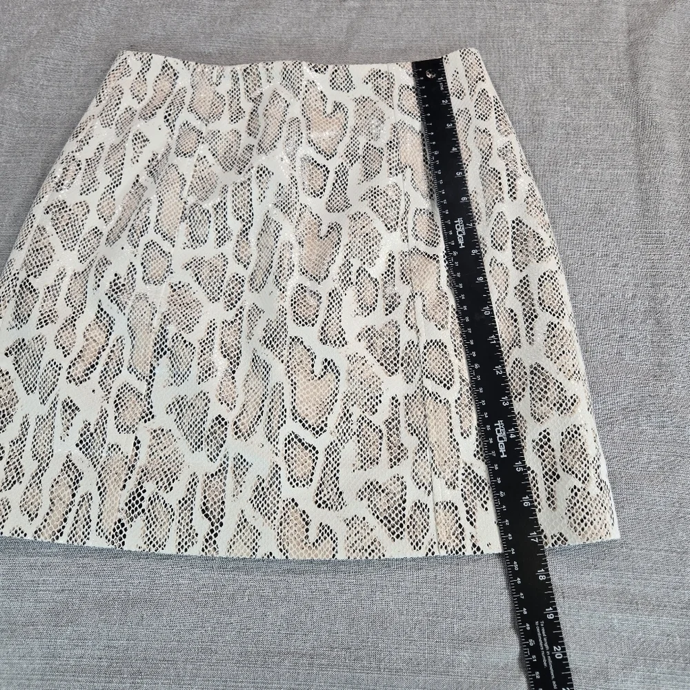 Fate Womens Small High Rise Mini Skirt Ivory Snakeskin Design EUC Sexy Classic